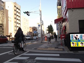 首都圏幹線道路交差点横断歩道前