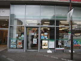 駅前コンビニ正面
