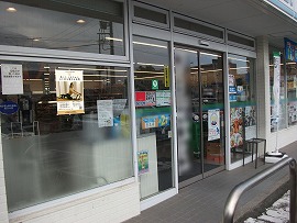 住宅地人気コンビニ正面